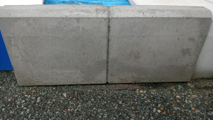 Бордюр тротуарный полосатый 50х21х4см. серый  08346